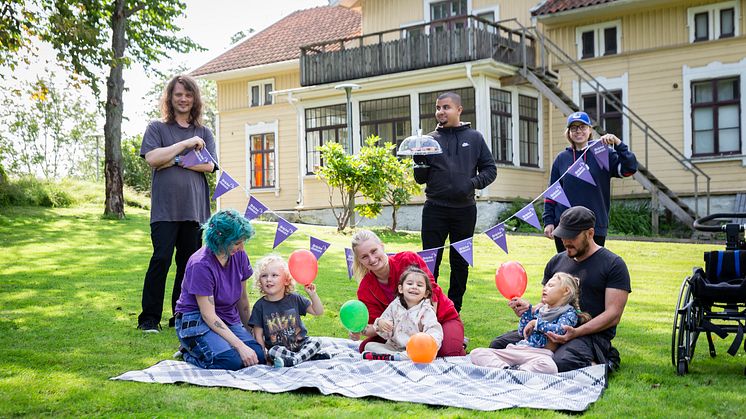 Barn från Bräckes diakoni förskola och deltagare från café Leffler, som drivs av daglig verksamhet,  bjuder in till fest.