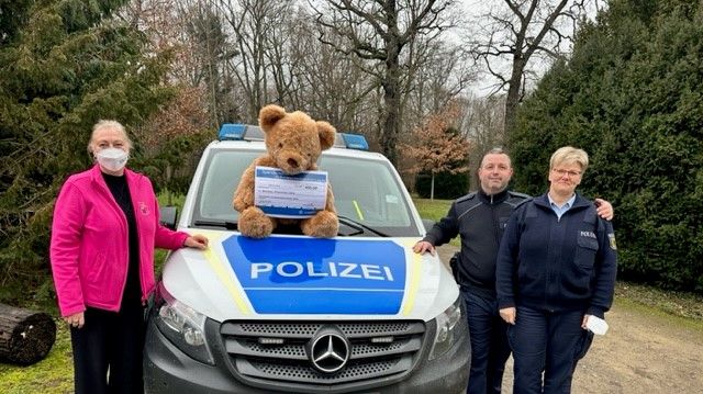 Ronny Seiferheldt und Angelika Gerbig von der Bundespolizeiinspektion Leipzig überbringen eine Spende für Bärenherz.