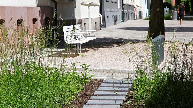 Kajen soffor, design Thomas Bernstrand  och Hook cykelpollare, Note design. Deichmans gate/ Wilses gate, Oslo. 