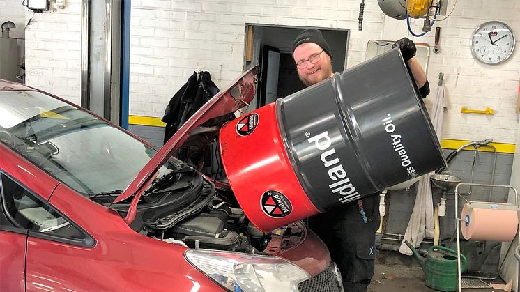 Hög oljeförbrukning? Victor Andersson på Nymans Däck fyller bilen med Midland.