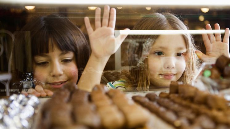 THEME_FOOD_CHOCOLATE_CHILDREN_GIRLS_GettyImages-85646291_Universal_Within usage period_93648