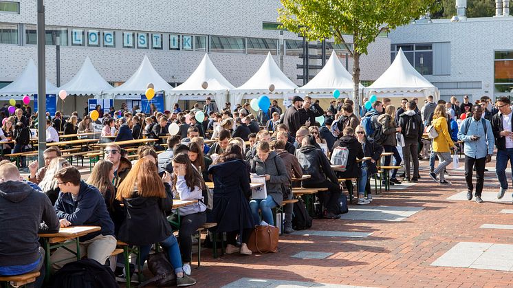 Bildinhalt: Get-together aller neuen Studierenden auf dem Campus | Foto: Christian Thiel