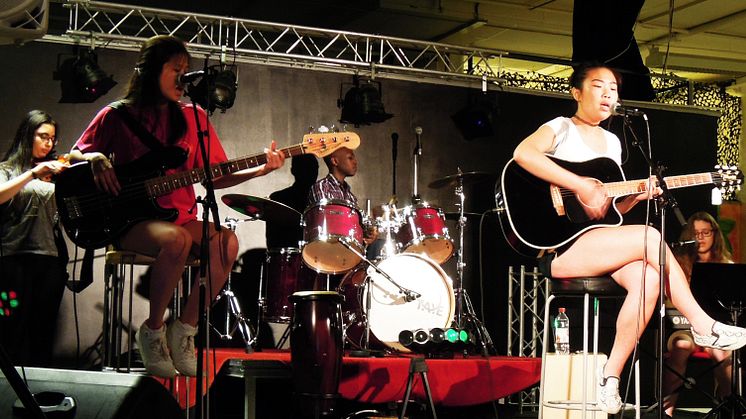 Ungdomar som arbetar med musik inom ramen för landstingets kultursommarjobbsatsning repar inför sina offentliga framföranden i Skärholmen. Foto: Sarah Magnusson.