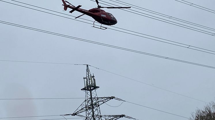 SH Netz geht in die Luft: Kontrolle von rund 26 Kilometern Hochspannungsleitungen im Kreis Steinburg per Helikopter