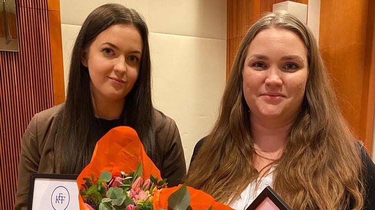 Sarah Isacson och Liza Backlund med blommor och diplom efter utmärkelsen.