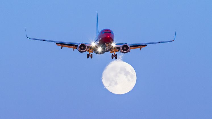 Boeing 737-800 y luna