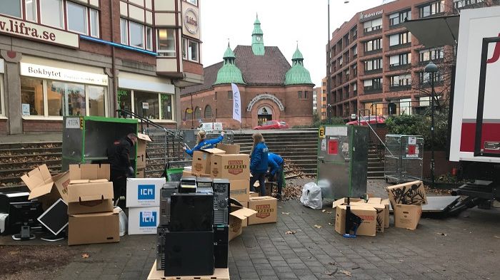 En strid ström av IT-utrustning togs emot utanför stadshuset under dagen.