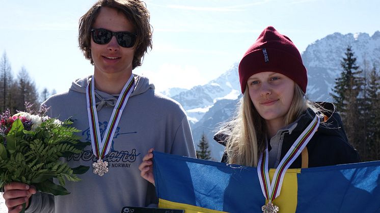 Två JVM-silvermedaljörer i freeskiing slopestyle. Foto: Niklas Eriksson.