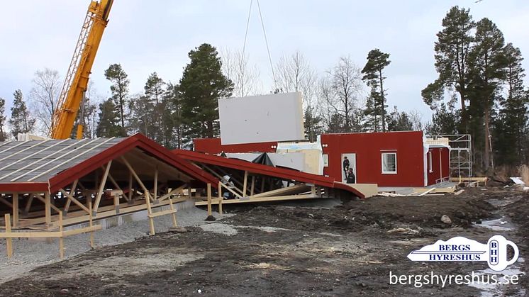 Väggarna lyfts på plats vid Bergs Hyreshus bygge av parhus i Hackås