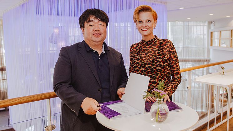Under veckan som gick tecknades avtalet med Sydkorea inför Bokmässan 2019. Från vänster: Iroo Joo, direktör för Seoul International Book Fair och den koreanska förläggarföreningen, och Frida Edman, mässansvarig för Bokmässan i Göteborg. 