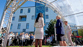 Helene Hellmark Knutsson, minister för högre utbildning och forskning talar vid invigningen av HSB Living Lab tillsammans med Ann-Sofie Hermansson, kommunstyrelsen ordförande i Göteborg.