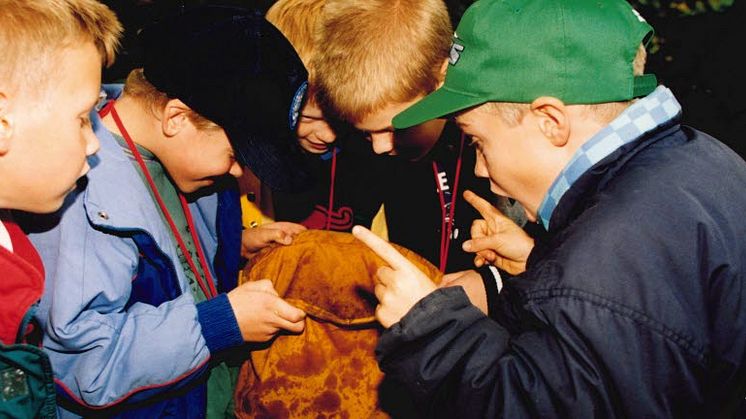 En spännande stund ute i skogen (arkivbild från undervisning vid Naturskolan i Sollentuna).