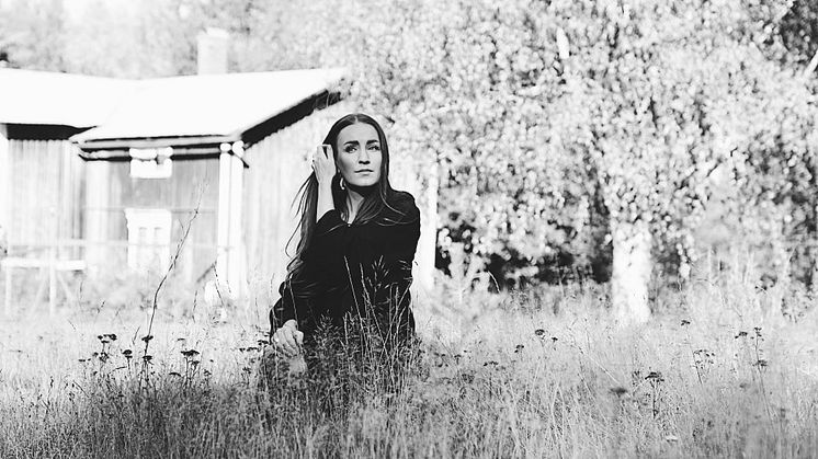 Med en ton av Winnerbäck, Ekdahl och Gärdestad släpper nu Sarah Sackerud från Umeå sin första singel ”Du Är Som Vi”. Tonsatta dikter som tar med dig på en resa under 3,5 minuter.