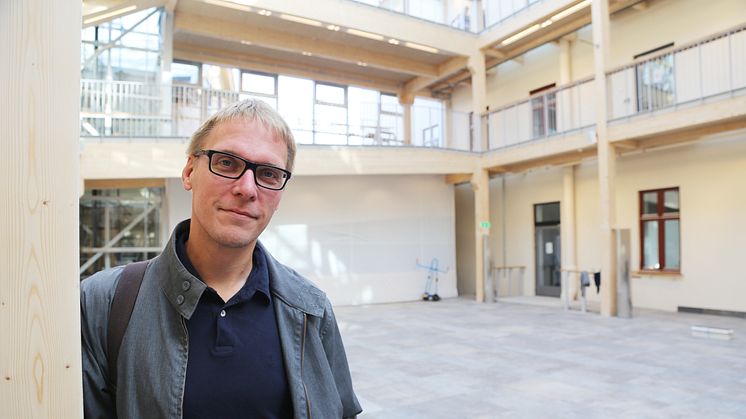 Johan Larsson ser fram mot att välkomna entreprenörer i Business Start. Verksamheten finns i hela Västernorrland. Här ses Johan Larsson i de nyrenoverade lokalerna i stadsdelen Grönborg i Sundsvall dit Åkroken Business Incubator nu flyttar.