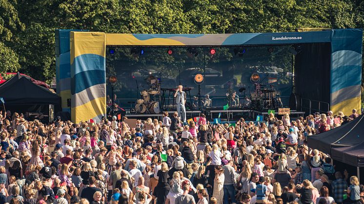 Sommaren 2024 kommer Landskrona återigen pulsera av musik. Förra året fylldes Teaterparken till bristningsgränsen under konserten med Theoz. Foto: Oskar Fäldt.