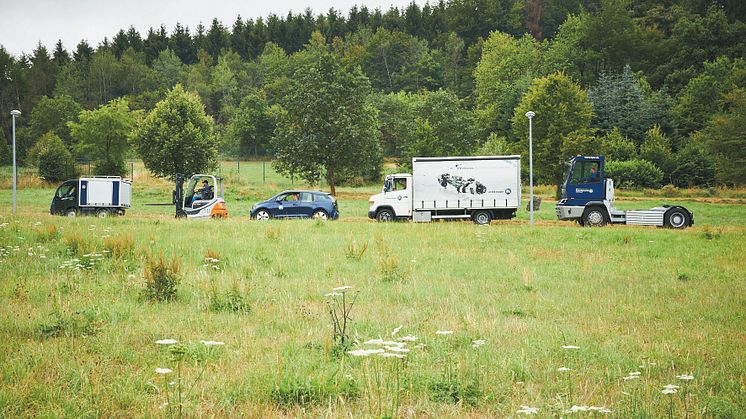 Selbst bei regem Werksverkehr hört man bei BPW in Wiehl immer seltener das Nageln von Dieselmotoren: Immer mehr Gabelstapler, Transporter, Firmenautos und selbst zwei mächtige 40-Tonner fahren elektrisch und somit flüsterleise übers Gelände. 