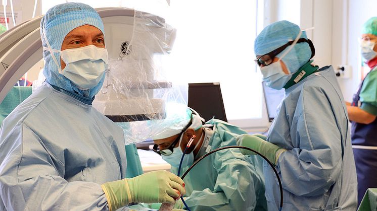 David Mörtsell, överläkare inom kardiologi vid Skånes universitetssjukhus, implanterar den nya pacemaker-modellen som innebär färre komplikationer för patienten.