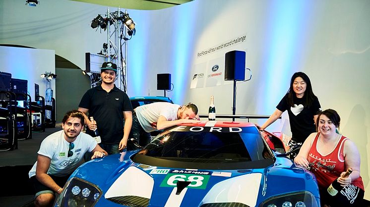 Új csúcs a GUINNESS WORLD RECORDS™ történetében: a játékosok 48 órán át versenyeztek a Forza Motorsport 6 videojáték Le Mans-i pályáján!