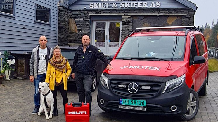 F.v. Dominik Stec og Agnieszka Brzezinska hos Håndverkshuset Hallingdal Skilt og Skifer AS, Moteks salgsrepresentant i Hallingdal, Frode Haraldseth foran butikken.