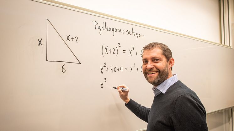 Daniel Carlsson, universitetsadjunkt i matematik, får 500 000 kronor som ett lärarpris.