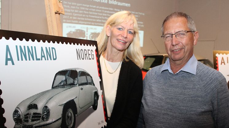 Kommunikasjonsdirektør Elisabeth Gjølme i Posten og vegdirektør Terje Moe Gustavsen viser frem ett av de nye frimerkene. FOTO: Posten