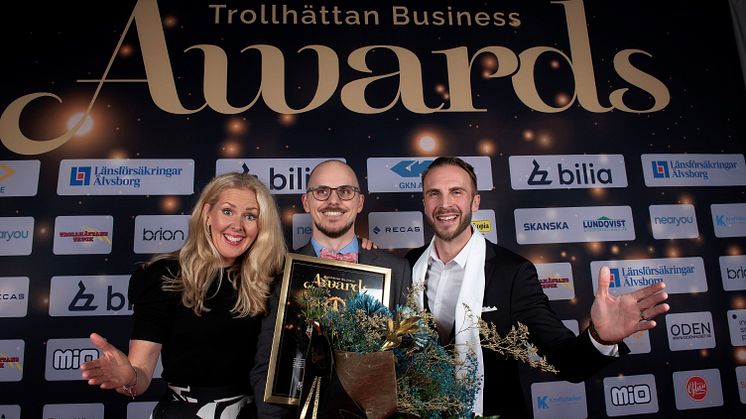 Petter Hagqvist tillsammans med Linda Bohlin Trajkovski och Eivind Vogel-Rödin från Innovatum Science Park.  Priset delades ut under Trollhättan Business Awards. Foto: Jerry Lövberg