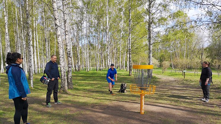 Discgolf är en perfekt aktivitet i tider när folkhälsan rekommenderar oss att umgås ute och hålla avstånd.