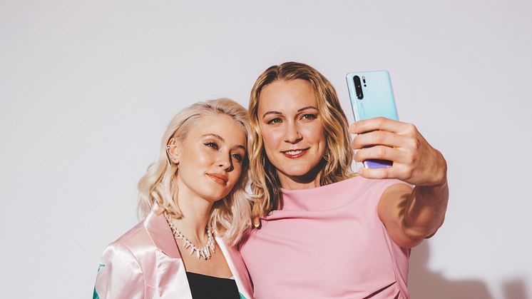 Zara Larsson och Sarah Sjöström tar en selfie.