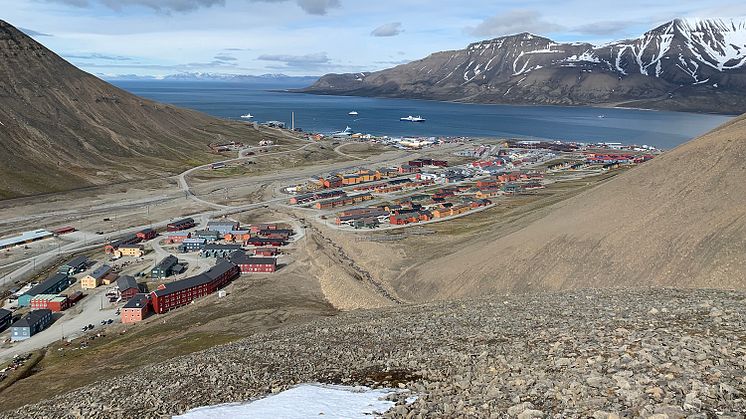 Longyearbyen og Svalbard står overfor en energiomstilling. Dette er bakgrunnen for samarbeidsavtalen mellom UNIS, Store Norske og SINTEF. Foto: Graham Gilbert/UNIS.