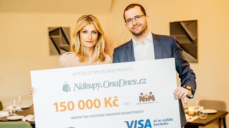 Tereza Maxová a František Jungr (Visa) při předávání finančního daru