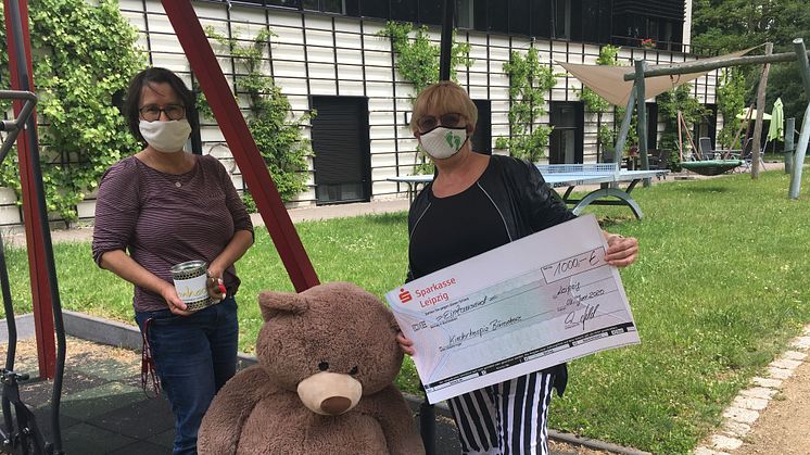 Kerstin Stadler nahm die Spende von Heidrun Held im Garten des Kinderhospizes entgegen