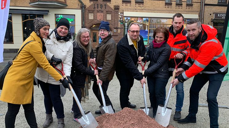 Första spadtaget för ombyggnaden av Stora torg togs av representanter för handlarna, Eslövs kommun och byggaren.