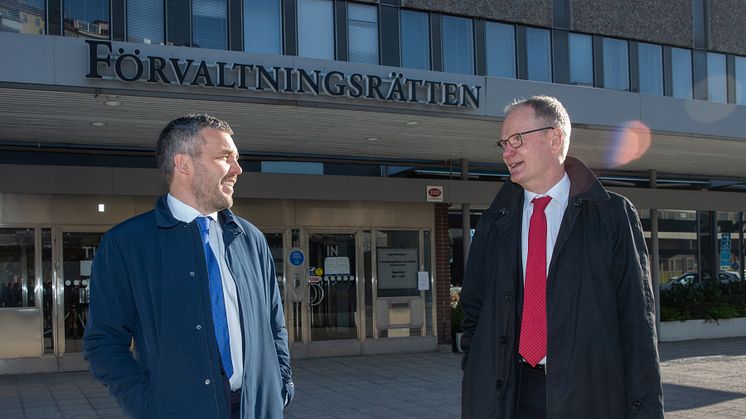 Kenneth Fredriksen och advokat Ola Hansson utanför Förvaltningsrätten. Foto: Jens Reiterer