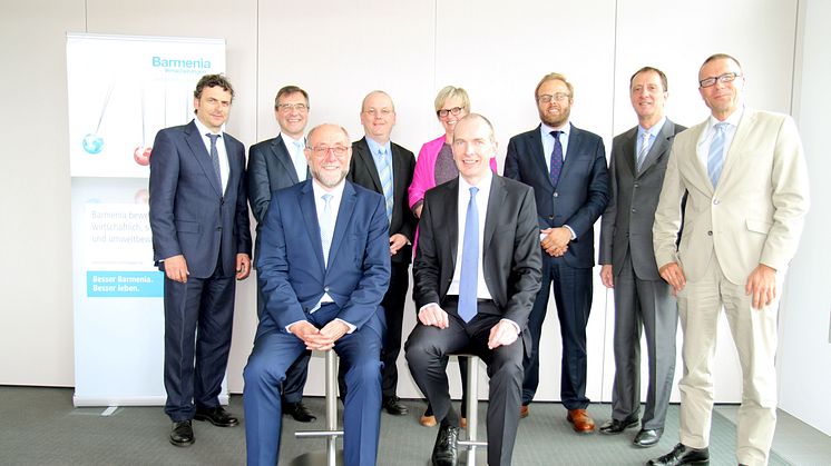 Barmenia-Vorstände: vorne links Martin Risse, vorne rechts: Andreas Eurich, Mitglieder Nachhaltigkeitsbeirat: hinten von links nach rechts: Jörg Weber, Georg Schürmann, Dieter Brübach, Silke Stremlau, Carsten Herbes, Thomas Meuser, Uwe Schneidewind