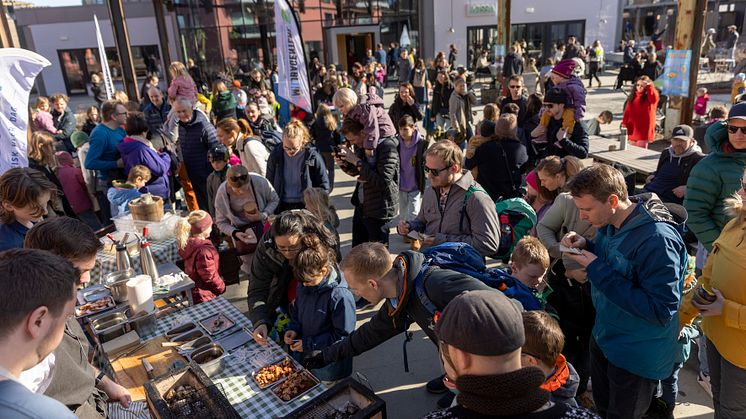 Mange folk la turen innom Geitmyra Credo på søndag. Foto: Geir Mogen