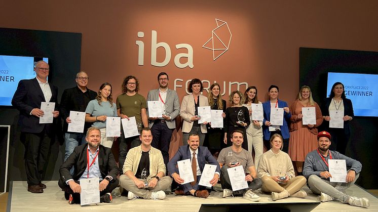 Die diesjährigen Gewinner des Best Workplace Award auf der Bühne des IBA Forum auf der ORGATEC 2022. Bild: IBA