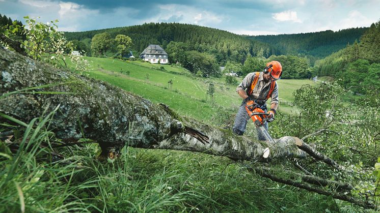 Högsta betyg till Husqvarnas bensindrivna allroundsåg! 