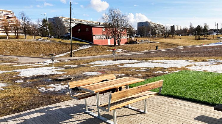 Nytt piknikbord i Tokeruddalen ved Stovner rockefabrikk