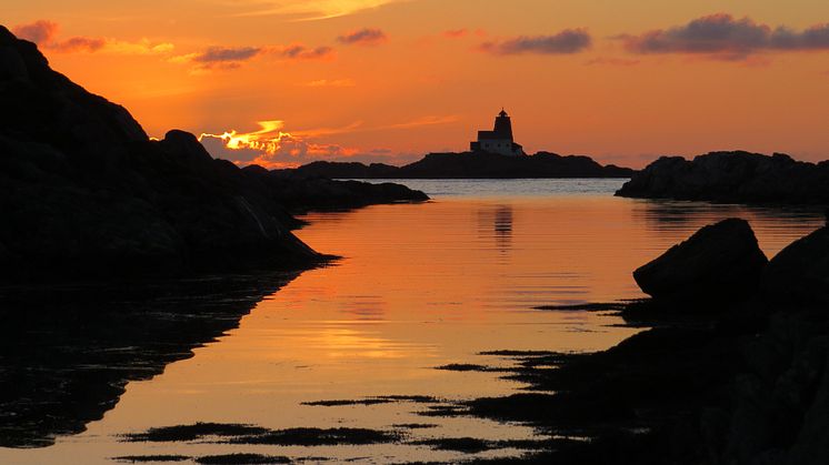 Røværholmen Fyr i solnedgang. Foto: Ravnafloke