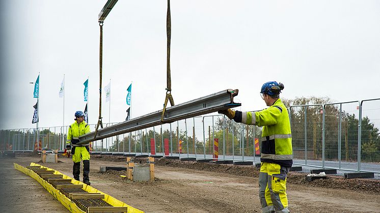 Första rälen landar på spårbädden. Foto: Kristina Strand Larsson, Lunds kommun