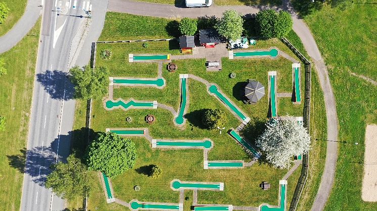 Nya mattor på minigolfbanan i Sjösalaparken