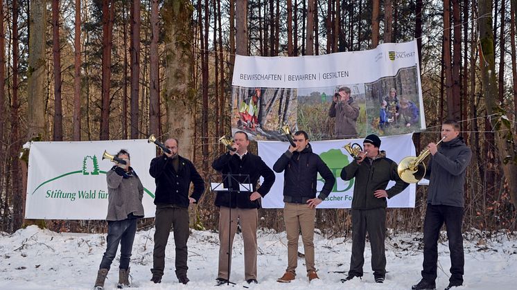 Die Wermsdorfer Jagdhornbläser spielen zur Eröffnung des Aktionsjahres „Waldgebiet des Jahres 2018“