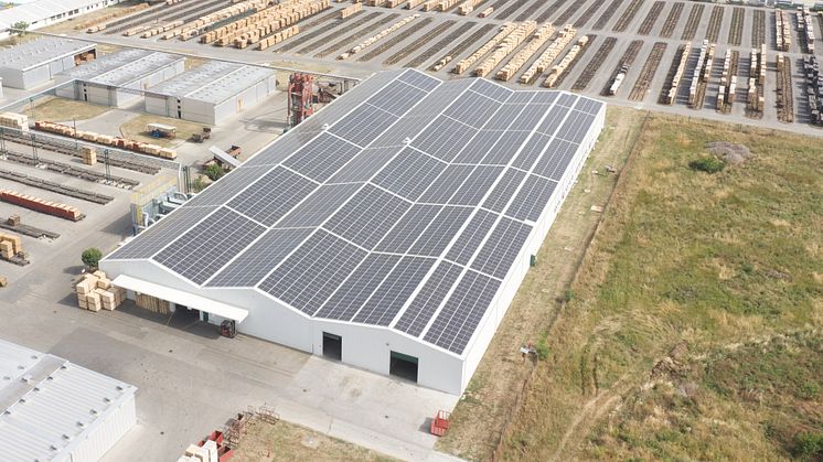 Solceller på taket på fabriken i Spacva, Kroatien. 