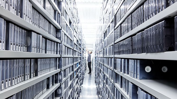 Den fysiska delen av KB:s omfattande samlingar finns bevarade i flera underjordiska magasin. Här syns en del av det audiovisuella kulturarvet. Foto: Per & Per Fotograf AB