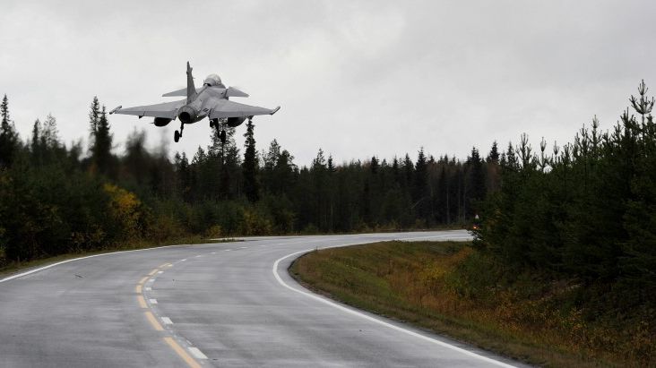 JAS 39 Gripen landar på vägbas på Gotland