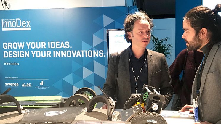 Dr. Sascha Peters visar upp en av innovationerna på InnoDex under Elmia Subcontractor.