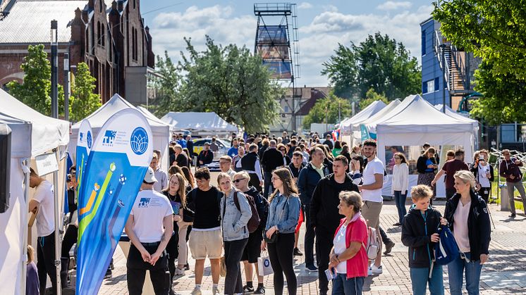 Am 13. Mai 2023 findet der Hochschulinformationstag der TH Wildau von 10 bis 15 Uhr, wie im Bild 2022, wieder in Präsenz auf dem Campus der Hochschule statt. (Bild: Ulf Büschleb)