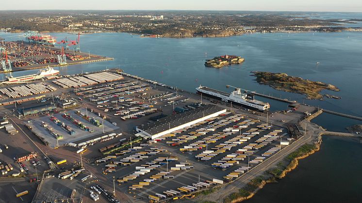 Göteborgs hamns roroterminal med inneliggande DFDS-fartyg vid den nu elanslutna kajplats 712. Bild: Göteborgs Hamn AB.