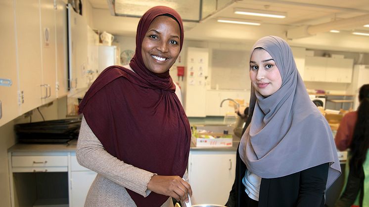 Koordinator Samira Hussein och aktivitetsledare Hanna Salih när Skolan mitt i byn lagar mat i hemkunskapssalen på Bergsjöskolan.