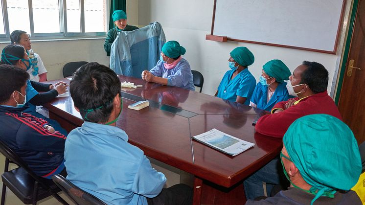 I Nepal lär sig sjukvårdspersonal hur de bäst kan skydda sig mot covid-19. Foto: UMN